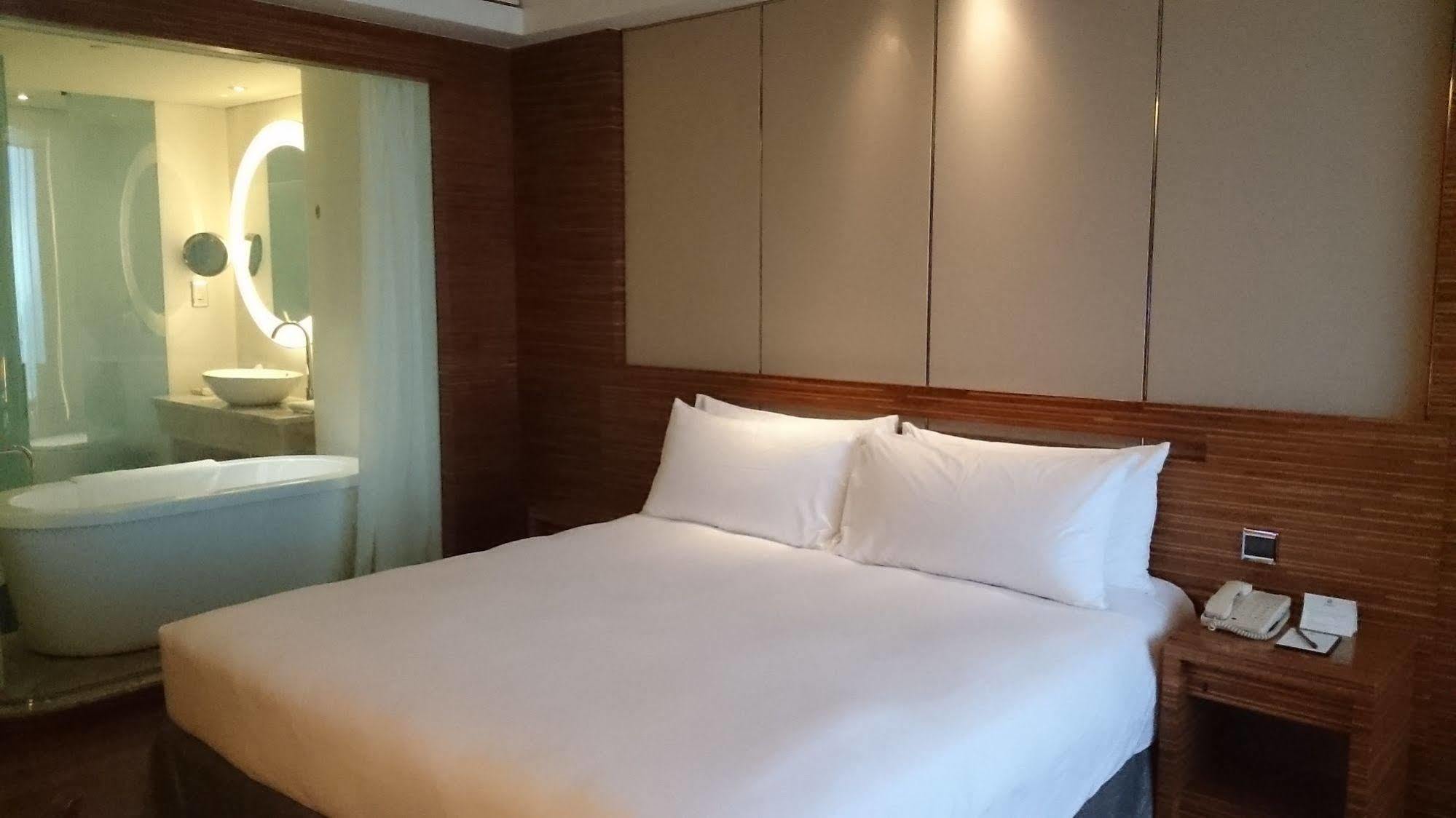 Nina Hotel Tsuen Wan West Hong Kong Exterior photo A room at the hotel
